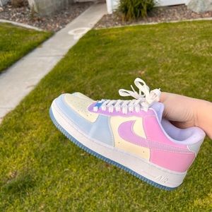 COLOR CHANGING ‘UV REACTIVE’ Nike Airforce 1 ‘07 LX. GREAT CONDITION.